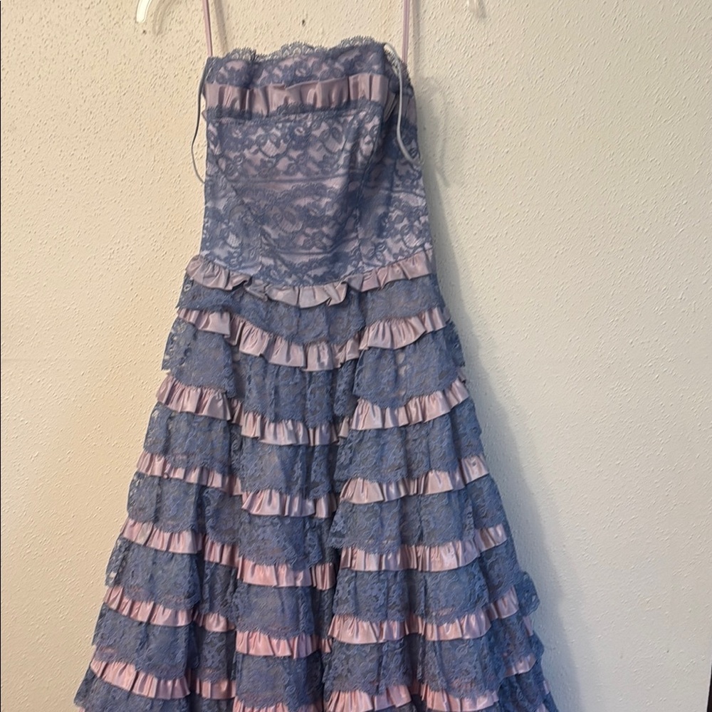 Vintage 1950’s Chic Lace Strapless Prom Dress in Blue and Pink size 2/4